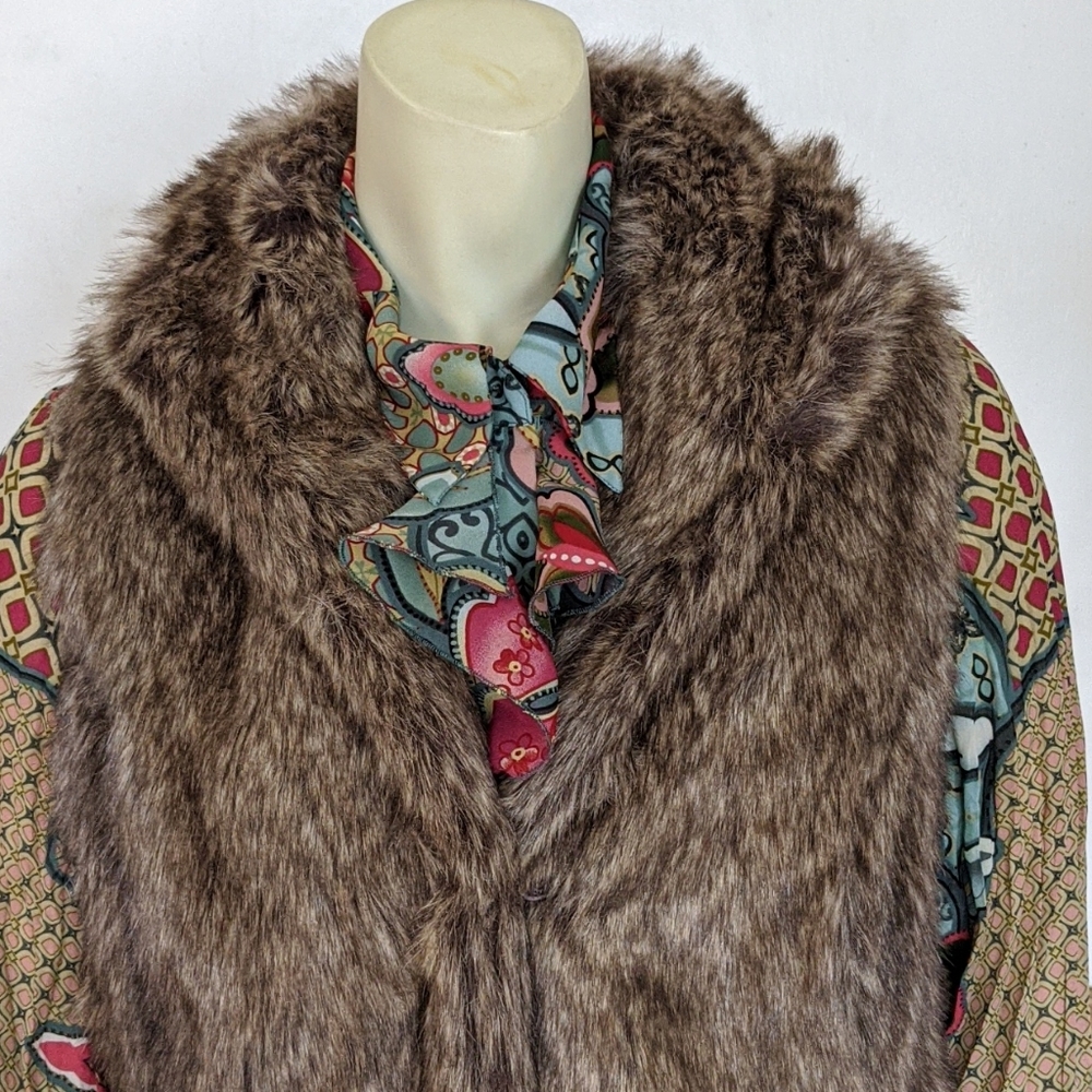 Coffeeshop Faux Fur Vest size Medium - Picture 2 of 9